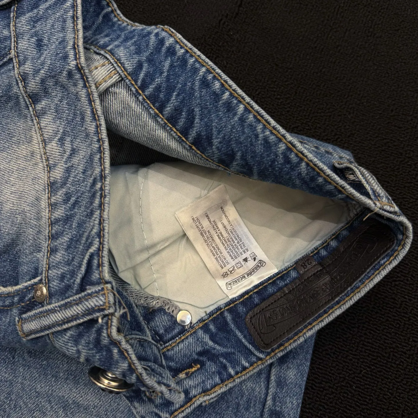 P280 Style number: D379 Chrome hearts CH grams new classic cross patch leather jeans Size: s-XXL (28 30 32 34 36) Color: washed blue Size reference 28 pants length 100 waist circumference 72 30 pants length 101 waist circumference 76 32 pants length 103 waist circumference 80 34 pants length 104 waist circumference 84 36 pants length 106 waist circumference 88